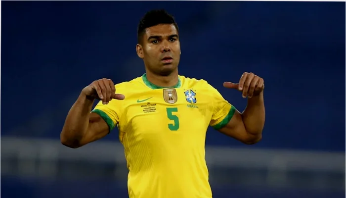 Casemiro sofre lesão, fica no Brasil e desfalca Manchester United