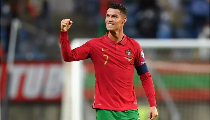 Cristiano Ronaldo Mirando 900 Gols A Jornada Continua