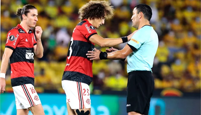 David Luiz se machuca e deixa campo chorando durante o jogo