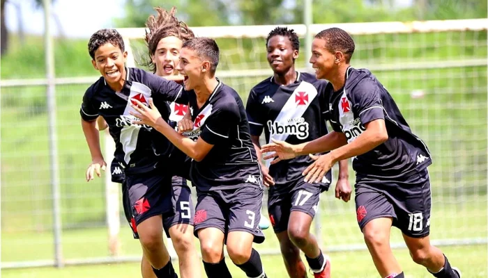 Jogadores do Vasco Doam Chuteiras a Meninos após Incêndio