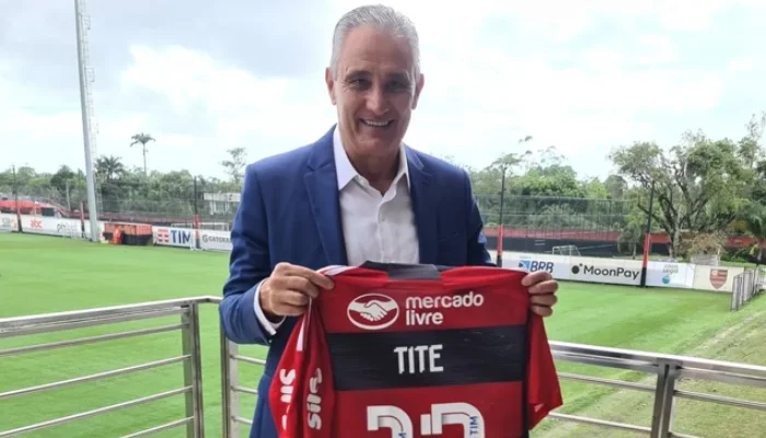 Tite Ganha Camisa Personalizada do Flamengo no Primeiro Dia