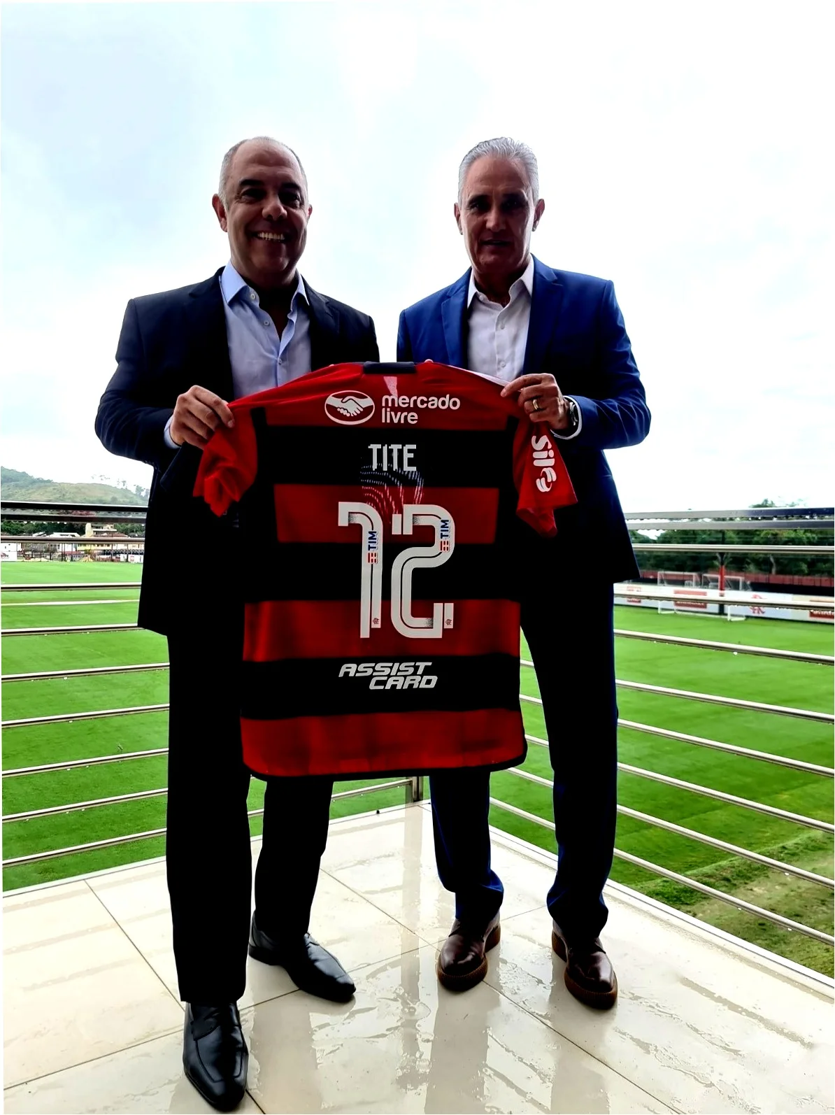 Tite Ganha Camisa Personalizada do Flamengo no Primeiro Dia