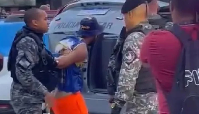 Confrontos entre os Torcedores Abalam a Praia de Copacabana